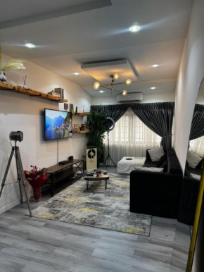 Cozy retreat, prime location!With a walk in closet